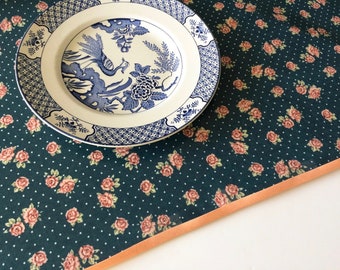 Set de table en toile cirée  bleu a petits pois motif imprimé fleurs semis de petites roses