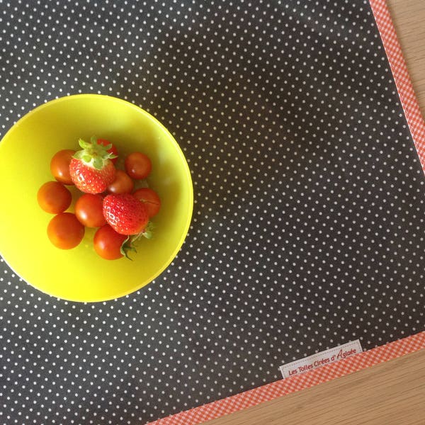 Set de table en toile cirée de coton noir à petits pois blanc habillage biais carreaux vichy