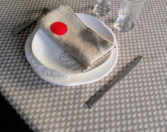 Nappe rectangulaire en toile cirée-coton enduit motif gouttes sur gris taupé en 142x242