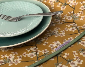 Nappe rectangulaire en toile cirée coton enduit PVC motif fleuri fleurs de pommier ocre moutarde - 140x240