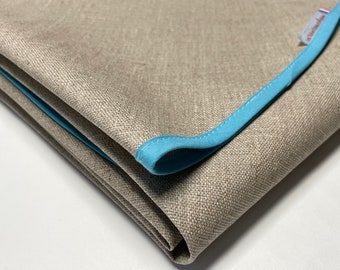 Nappe rectangulaire en lin enduit naturel avec habillage ganse couleur turquoise  - 150x250cm