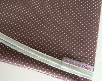 Nappe rectangulaire mauve coloris quetsche en toile cirée coton enduit souple motif petits pois - 142 X 242cm