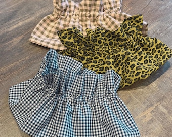 Detachable collars, in gingham and stripes, a fashion accessory for women