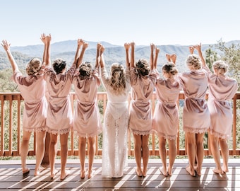 Batas de novia de satén, batas de dama de honor sedosas, regalo de dama de honor de boda, batas de fiesta nupcial, batas de preparación, batas de escuadrón de novias, batas de besties