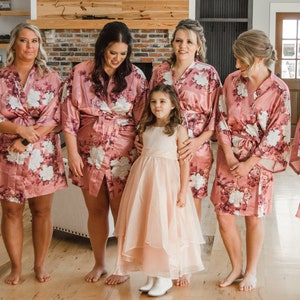 Bata de dama de honor de satén floral: vestido de preparación para la fiesta nupcial