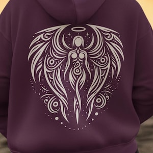 Könnte beinhalten: Ein dunkelvioletter Kapuzenpullover mit einem weißen Engel-Design auf dem Rücken. Das Design zeigt einen Engel mit Flügeln und Heiligenschein. Der Hoodie hat eine Kapuze und eine Vordertasche.