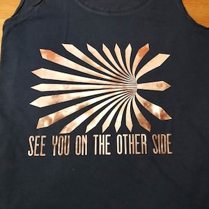 Könnte beinhalten: Ein marineblaues Tanktop mit einem roségoldenen Sonnenstrahl-Motiv und dem Text "SEE YOU ON THE OTHER SIDE".