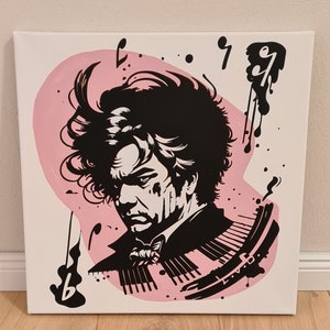 Könnte beinhalten: Schwarz-weiß-Illustration eines Mannes mit Schnurrbart und einer großen Haarmähne. Der Mann trägt einen Anzug und eine Krawatte. Der Hintergrund ist rosa mit Noten und einer Klaviertastatur.