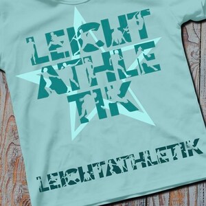 Könnte beinhalten: Ein hellblaues T-Shirt mit einem sternförmigen Design in Tealgrün. Der Stern besteht aus dem Wort "LEICHTATHLETIK" mit Silhouetten von Athleten in jedem Buchstaben.