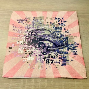 Puede incluir: Un cuadrado de tela rosa y blanco con un Volkswagen Beetle vintage impreso en el centro. El coche está rodeado de un patrón digital de números y texto, incluyendo "back to the 70s", "1965" y "vintage".