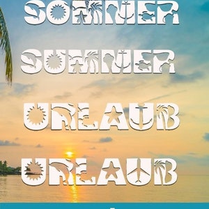 Könnte beinhalten: Ein weißes Grafikdesign mit den Wörtern "SUMMER" und "URLAUB", die zweimal wiederholt werden. Die Buchstaben sind mit Bildern einer Sonne, Palmen, eines Seesterns, eines Ankers, eines Delfins und einer Krabbe gefüllt. Die Grafik ist vor dem Hintergrund eines Sonnenuntergangs über einem Gewässer platziert.