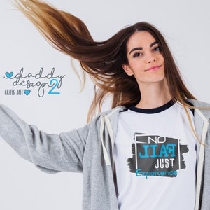 Könnte beinhalten: Ein weißes T-Shirt mit einer schwarzen und grauen Grafik, auf der "NO JIAF JUST Experience" steht. Die Grafik ist in einer blauen und weißen Schrift.