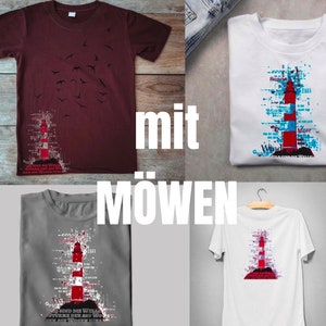 Könnte beinhalten: Drei T-Shirts mit einem Leuchtfeuer-Motiv und dem Text "mit Möwen" (mit Möwen). Der Leuchtturm ist rot-weiß mit blau-weißem Text drumherum. Die T-Shirts sind weinrot, grau und weiß.