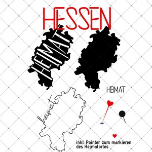 Könnte beinhalten: Schwarz-weiße Umrisskarte des Bundeslandes Hessen, Deutschland. Das Wort "Heimat" ist in einer stilisierten Schriftart auf der Karte geschrieben. Das Wort "Hessen" ist in rot oben im Bild geschrieben.
