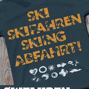 Peut inclure: Un t-shirt bleu foncé avec les mots "SKI SKIFAHREN SKIING ABFAHRT!" en lettres orange. Les lettres sont composées de silhouettes de skieurs. Le t-shirt a également une rangée d'éléments décoratifs blancs en bas.