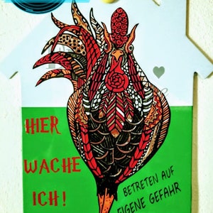 Könnte beinhalten: Ein grünes und weißes, hausförmiges Schild aus Holz mit einer Illustration eines roten, schwarzen und orangefarbenen Hahns. Das Schild sagt "HER WACHE ICH!" und "BETRETEN AUF EIGENE GEFAHR".