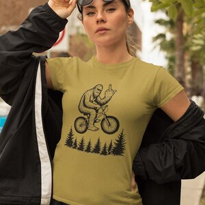 Sasquatch Riding a Bike T-shirt unisexe à manches courtes en jersey
