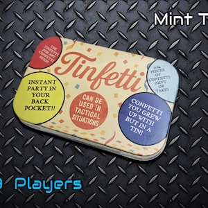 Könnte beinhalten: Eine rechteckige Mint-Dose mit dem Wort "Tinfetti" in einer Retro-Schriftart. Die Dose hat mehrere kreisförmige und ovale Etiketten mit Text wie "Instant party in your back pocket!!" und "Confetti you grew up with but in a tin!". Der Hintergrund ist ein Rautenmuster.