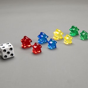 Puede incluir: Un dado blanco con puntos negros y siete casas de pl&aacute;stico de colores en rojo, azul, amarillo y verde.