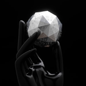 Pu&ograve; includere: Un dado D20 sfaccettato, bianco e grigio, con numeri visibili, &egrave; tenuto da una mano nera stilizzata su sfondo nero. L'illuminazione evidenzia i motivi geometrici del dado. Accessorio da gioco.