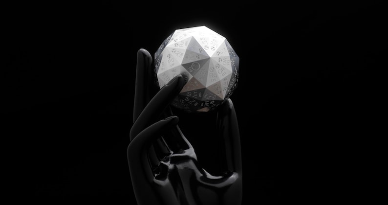 Pu&ograve; includere: Un dado D20 sfaccettato, bianco e grigio, con numeri visibili, &egrave; tenuto da una mano nera stilizzata su sfondo nero. L'illuminazione evidenzia i motivi geometrici del dado. Accessorio da gioco.