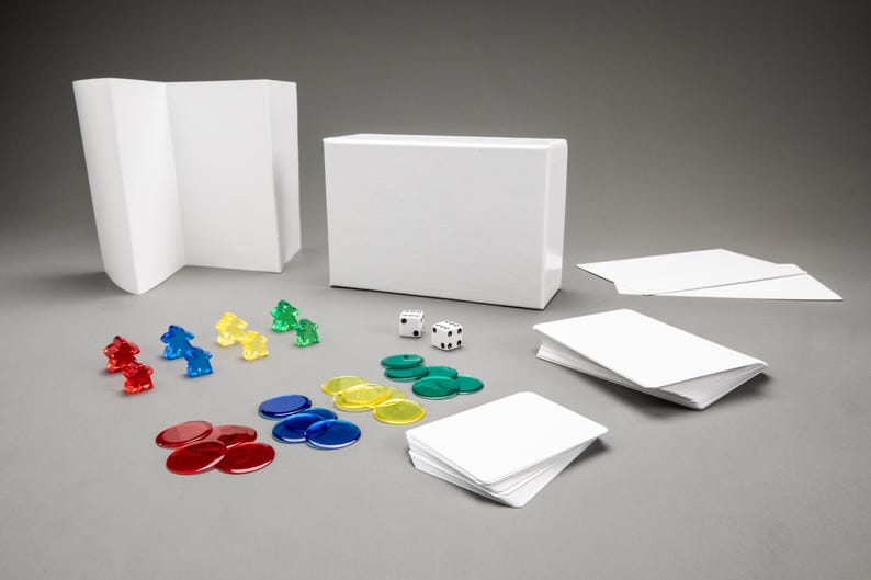 Puede incluir: Un juego de mesa blanco con una caja blanca, un folleto blanco, una baraja de cartas blancas y un conjunto de piezas de juego de colores. Las piezas de juego incluyen fichas de pl&aacute;stico rojo, azul, verde y amarillo y peque&ntilde;as figuras de pl&aacute;stico.