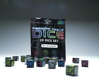 Może przedstawiać: Czarna plastikowa torebka z napisem Periodic Table Dice 20 Dice Set All 118 Elements, przed którą rozsypano kilka małych czarnych kostek. Każda kostka zawiera symbol pierwiastka chemicznego i liczbę atomową w różnych kolorach, takich jak zielony, niebieski i czerwony.