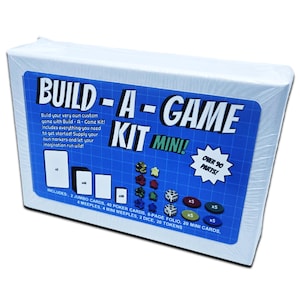 Puede incluir: Una caja blanca con un diseño azul y blanco. La caja contiene un kit Build-A-Game Kit Mini! con más de 90 piezas. El kit incluye 2 cartas jumbo, 40 cartas de póquer, un folio de 8 páginas, 20 cartas mini, 4 meeples, 4 mini meeples, 2 dados y 20 fichas.