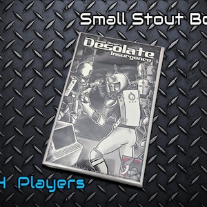 Puede incluir: Una ilustración en blanco y negro de un juego de mesa de ciencia ficción llamado "Desolate Insurgence" con el texto "Small Stout Box! 1-4 Players" en la parte delantera.