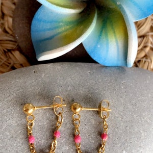 Paire de boucles d'oreille pendantes mini chaine perles émaillées acier inoxydable doré 8 - rose foncé