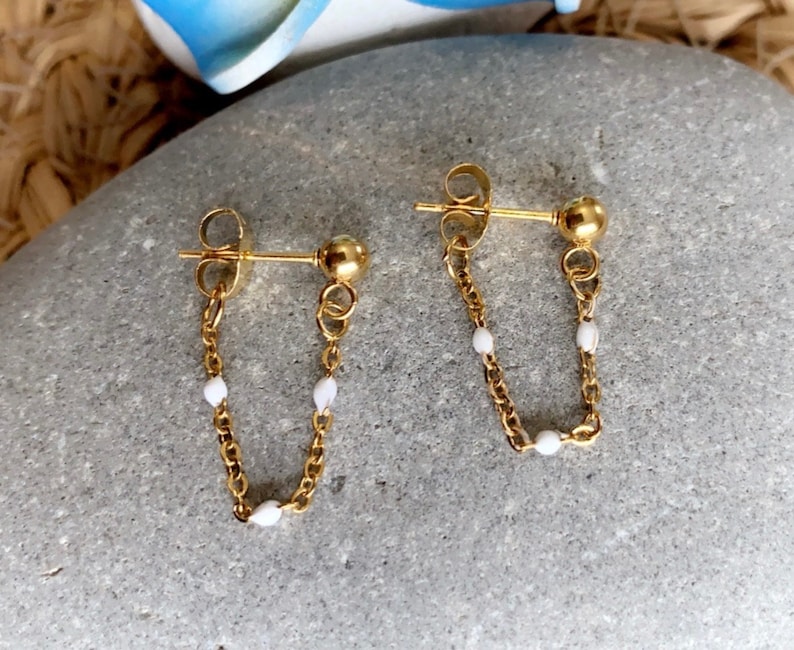 Paire de boucles d'oreille pendantes mini chaine perles émaillées acier inoxydable doré 3 - blanc