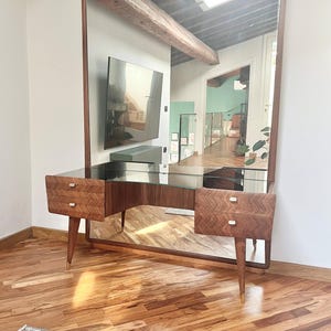 以下が含まれることがあります： 白い文字で「Welcome to our home」と書かれた素朴な木製の看板。 荒れた仕上がりとシンプルで魅力的なデザインで、玄関や入り口に最適です。