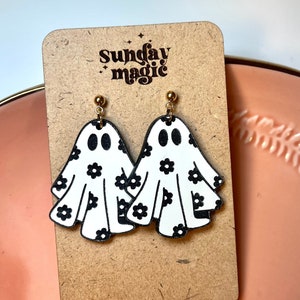 Daisy Ghost Earrings, Acrylic Earrings, Drop Earrings, Halloween Earrings, Halloween, Spooky, Ghost Earrings, Handmade, Floral Earrings