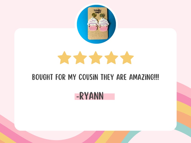 Puede incluir: Cinco estrellas doradas y el texto "BOUGHT FOR MY COUSIN THEY ARE AMAZING!!!" con el nombre "RYANN" debajo. La imagen tambi&eacute;n muestra un par de pendientes de cupcake rosa y blanco.