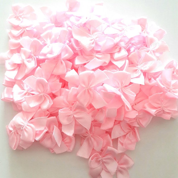 10 petits noeuds satin rose , +- 3 x 2.5 cm