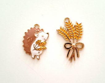 Duo charm: hedgehog and strands of wheat enameled colors with golden outline