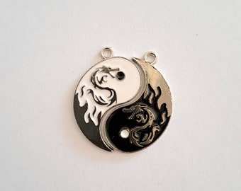 Yin and yang duo charms, silver metal, black and white enameled colors separable pieces 30 x 30 mm