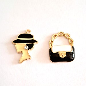 女性のデュオチャーム帽子とハンドバッグエナメル色ゴールドメタル輪郭