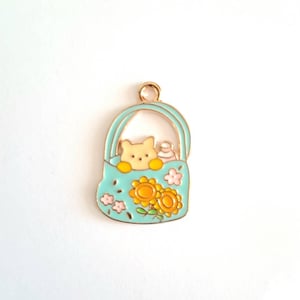 1 dije de perla plana cesta gatito colores esmaltados bordes dorados