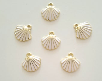 1 pearl charm, seashell medallion, scallop shell, white enameled colors, 14 x 10 mm