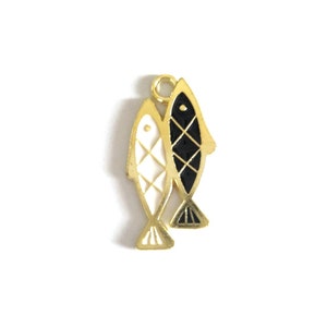 1 charm de perla plana, doble pez, colores esmaltados, bordes dorados