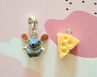 Breloques duos : 1 souris et 1 fromage couleurs émaillées et résine