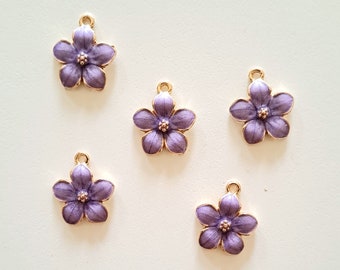 1 breloque perle fleur violette couleurs émaillées contours dorés 10 x 10 mm