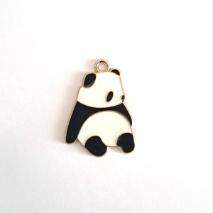 1 charm cuenta plana panda, esmaltado de colores con bordes dorados
