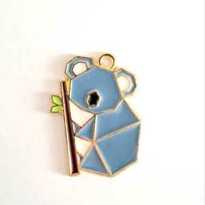 1 charm plano koala rama eucalipto colores esmaltados bordes dorados