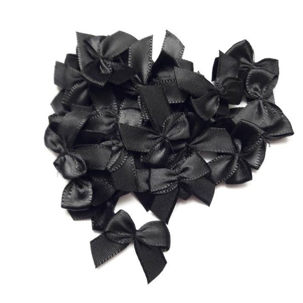 10 small black satin bows, +- 3 x 2.5 cm
