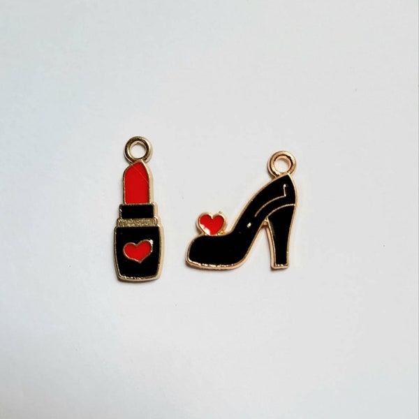 Breloques duos métal escarpin noir et tube de rouge à lèvres rouge pin up couleurs émaillées