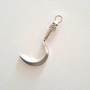 Pendentif Charm Breloque en métal argenté orné d'un strass