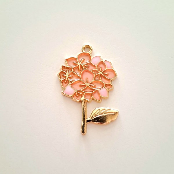 1 breloque perle plate fleur rose et dorée hortensia couleurs émaillées bordures dorées