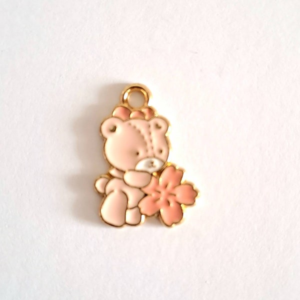 1 breloque perle plate  médaillon ourson fleur de cerisier couleurs émaillées contours métal doré